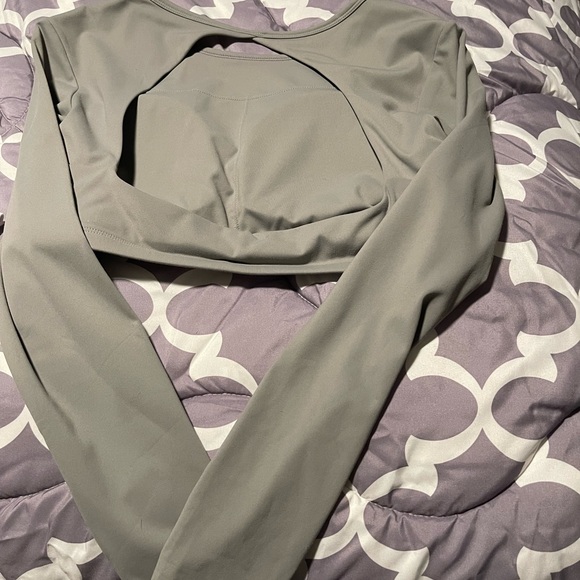 Open back, cropped, long sleeve gym top with thumb holes. Runs small - Picture 2 of 4